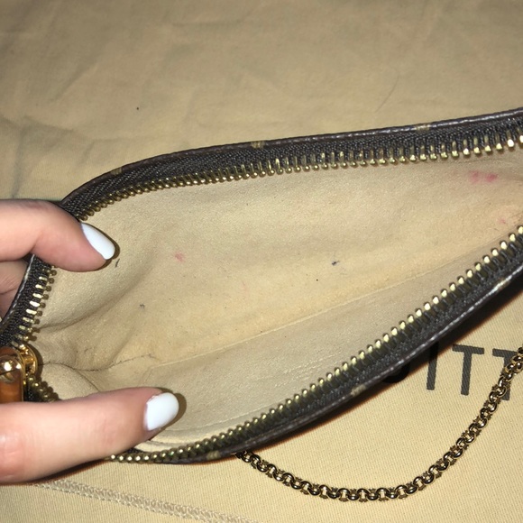 Small leather Louis Vuitton pouch on chain - Picture 4 of 5